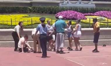 Duas pessoas foram banidas da Disney World após briga por foto