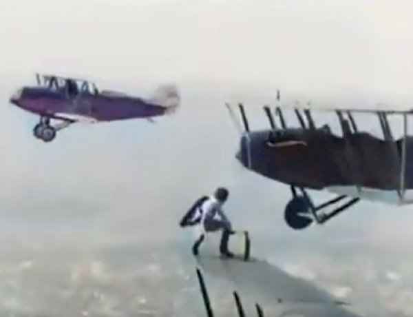 Aeronauta pioneira salva aviador em perigo com trocar de pneu de avião em voo