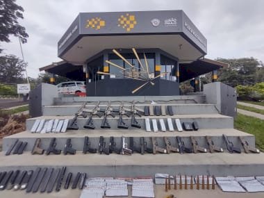 Casal é preso com arsenal escondido em fundo falso de carro