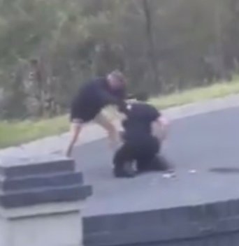 Policial feminina da Austrália é dominada e agredida durante prisão de suspeito